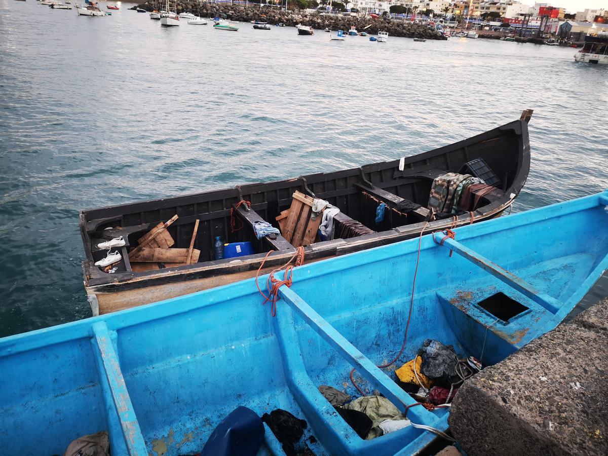 El interior de una de las dos pateras que reposaban junto al muelle de Arguineguín.