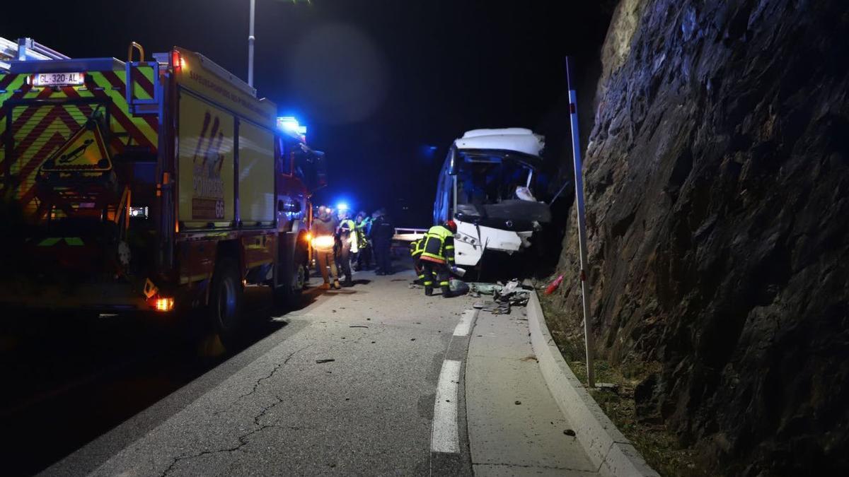 El autocar se quedó sin frenos y chocó contra una roca para parar, según una pasajera