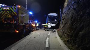 El autocar se quedó sin frenos y chocó contra una roca para parar, según una pasajera