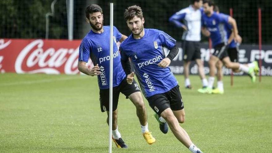 Erice, en primer término, en un entrenamiento con el Oviedo.