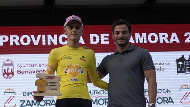 El corredor cántabro recibió el maillot amarillo de manos del diputado de Deportes, Juan del Canto. | JOSÉ LUIS FERNÁNDEZ
