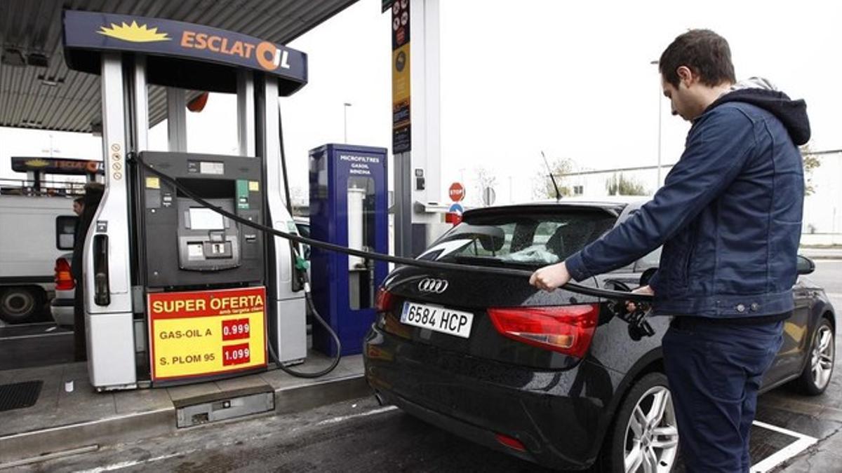 Repostaje en una gasolinera. Esclatoil