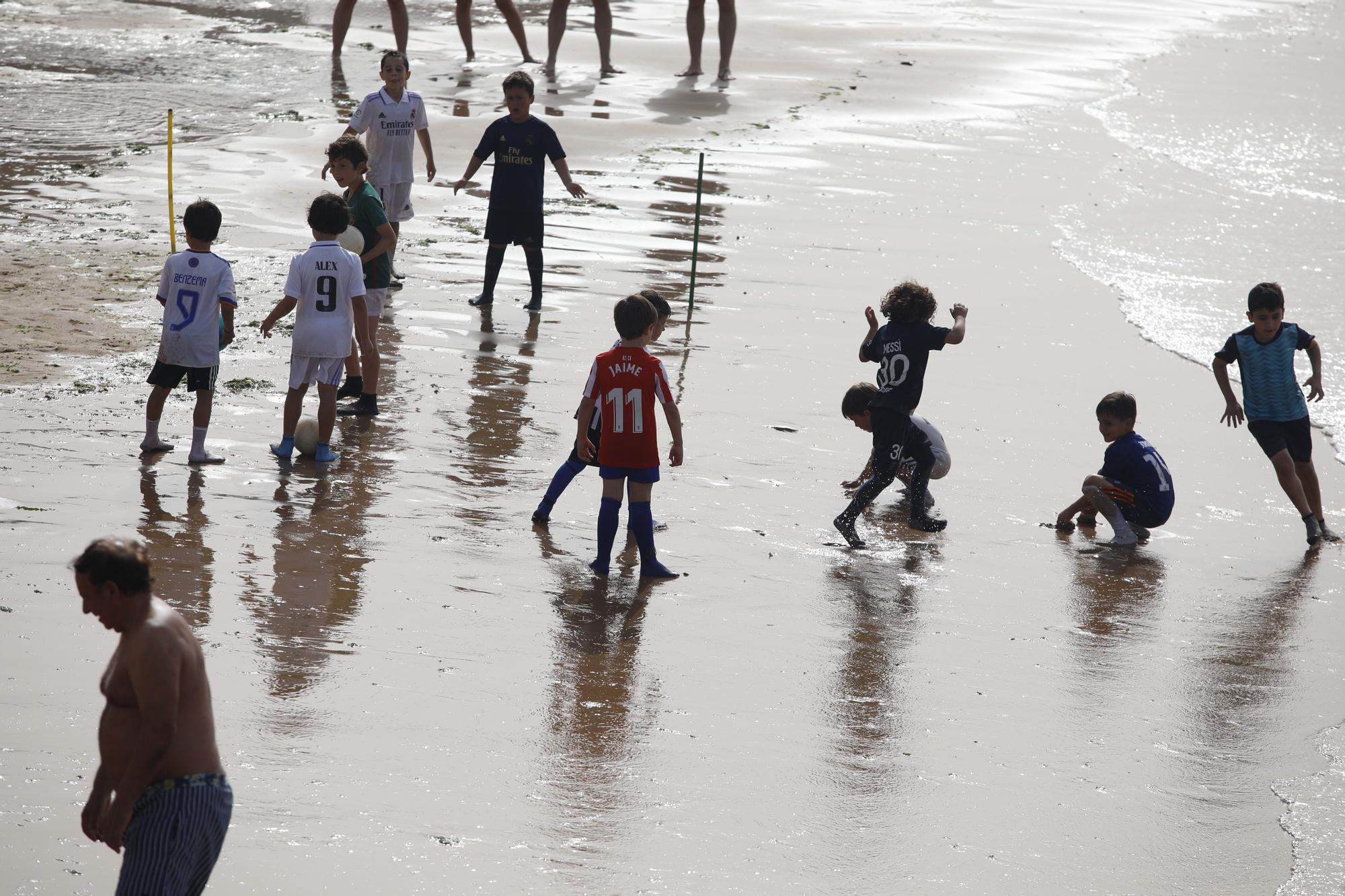 Día de intenso calor en Gijón, playa y chapuzones en el mar