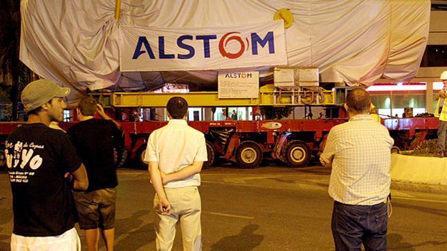 Lento. El convoy, a su paso por el puente de Tetuán.