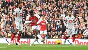 Eddie Nketiah, marcando un gol para el Arsenal durante el partido frente al Sheffield United