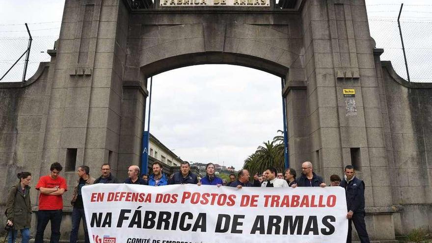 Concentración de los trabajadores de la fábrica de armas ayer, a las puertas de la planta.