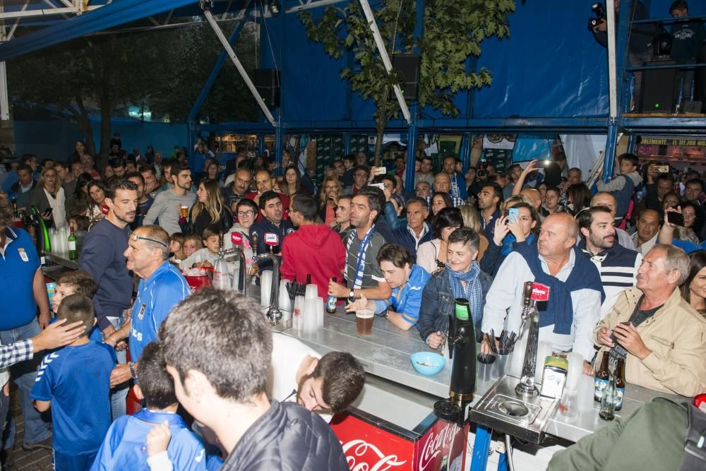 Jugadores del Real Oviedo visitan el chiringuito de la APARO en San Mateo