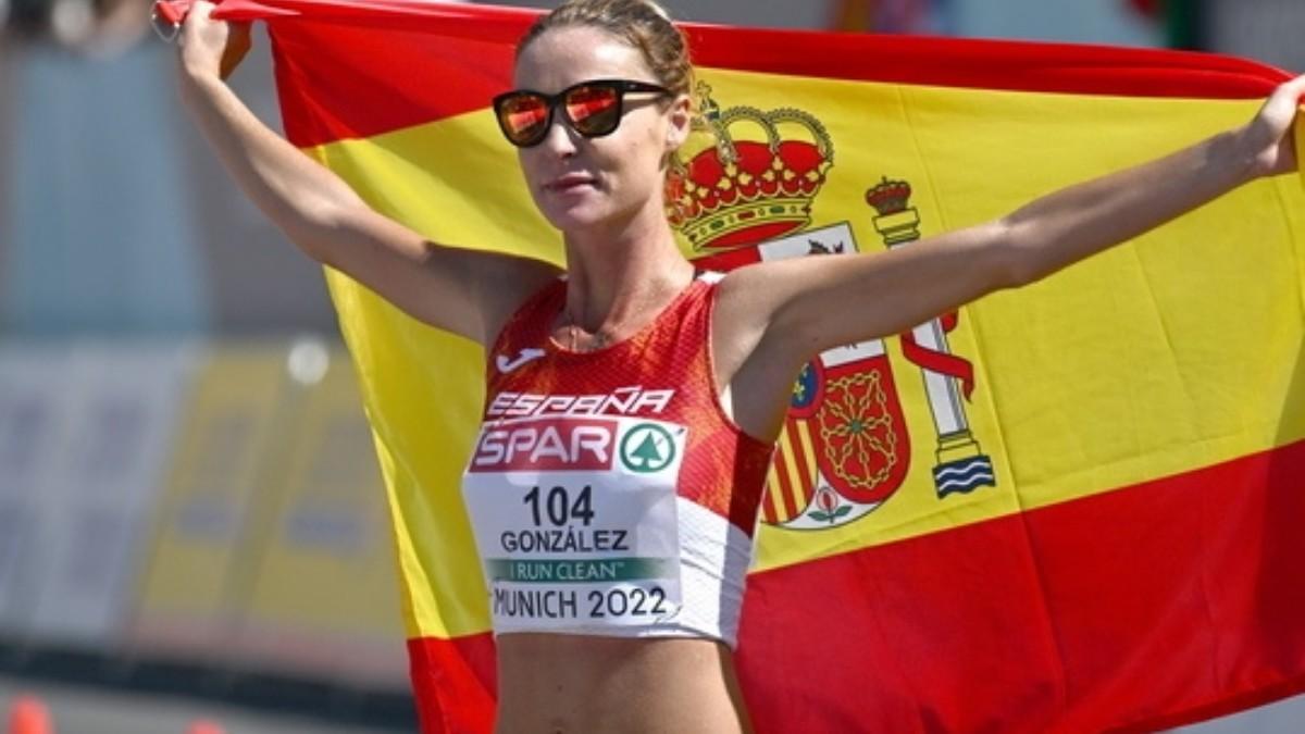 Raquel González celebrando su medalla