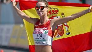 Raquel González celebrando su medalla