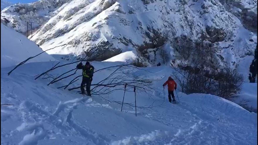 La Guardia Civil abre camino en la nieve para facilitar el seguimiento del dron que busca al operario desaparecido en San Isidro