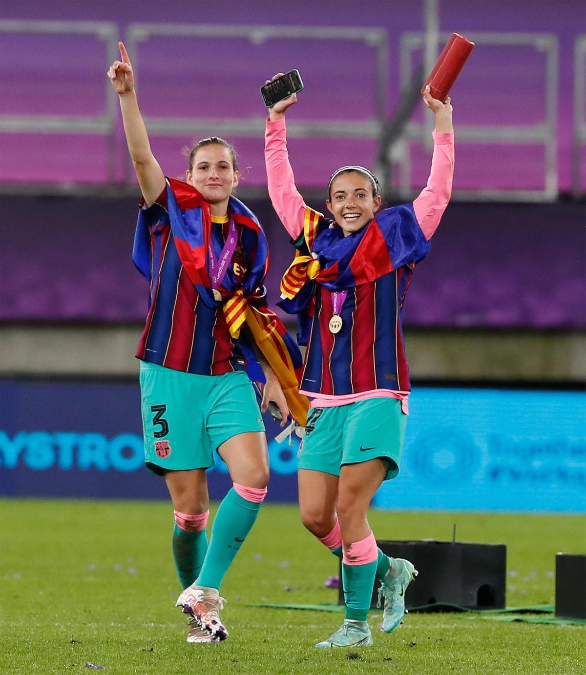 Aitana y Laia Codina celebrando con música