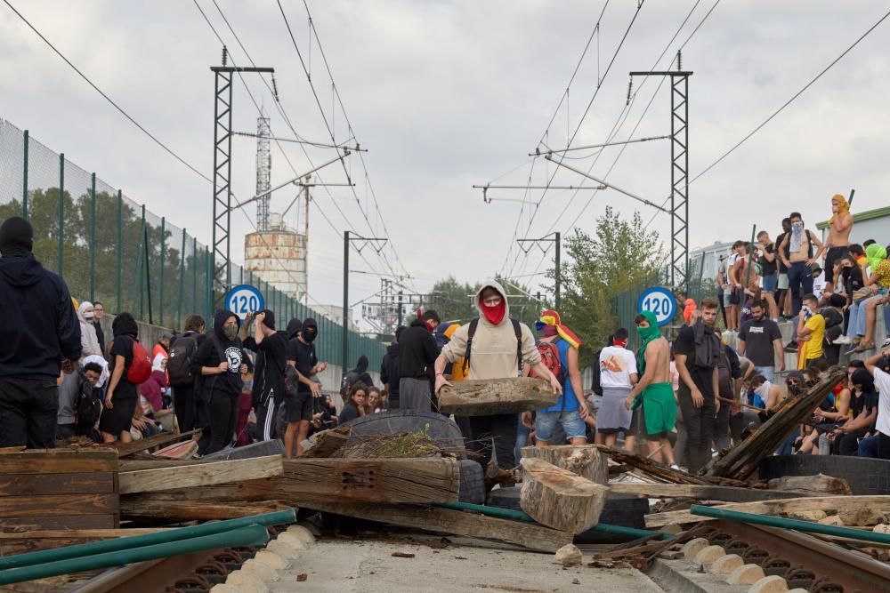 Tallen les vies del tren i el TAV a l'Avellaneda i fan barricades