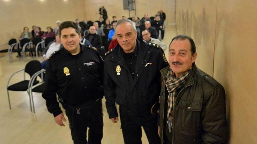 Pedro Aguado, Fidel Castañeda y Arsenio Díaz, al comienzo de la asamblea.