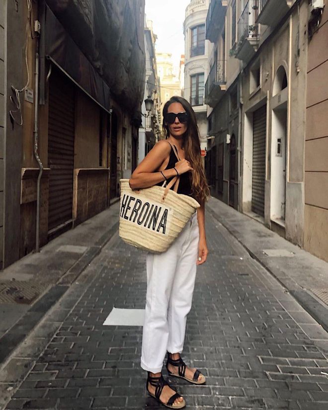 María Tilve con jeans slouchy de Zara en color blanco