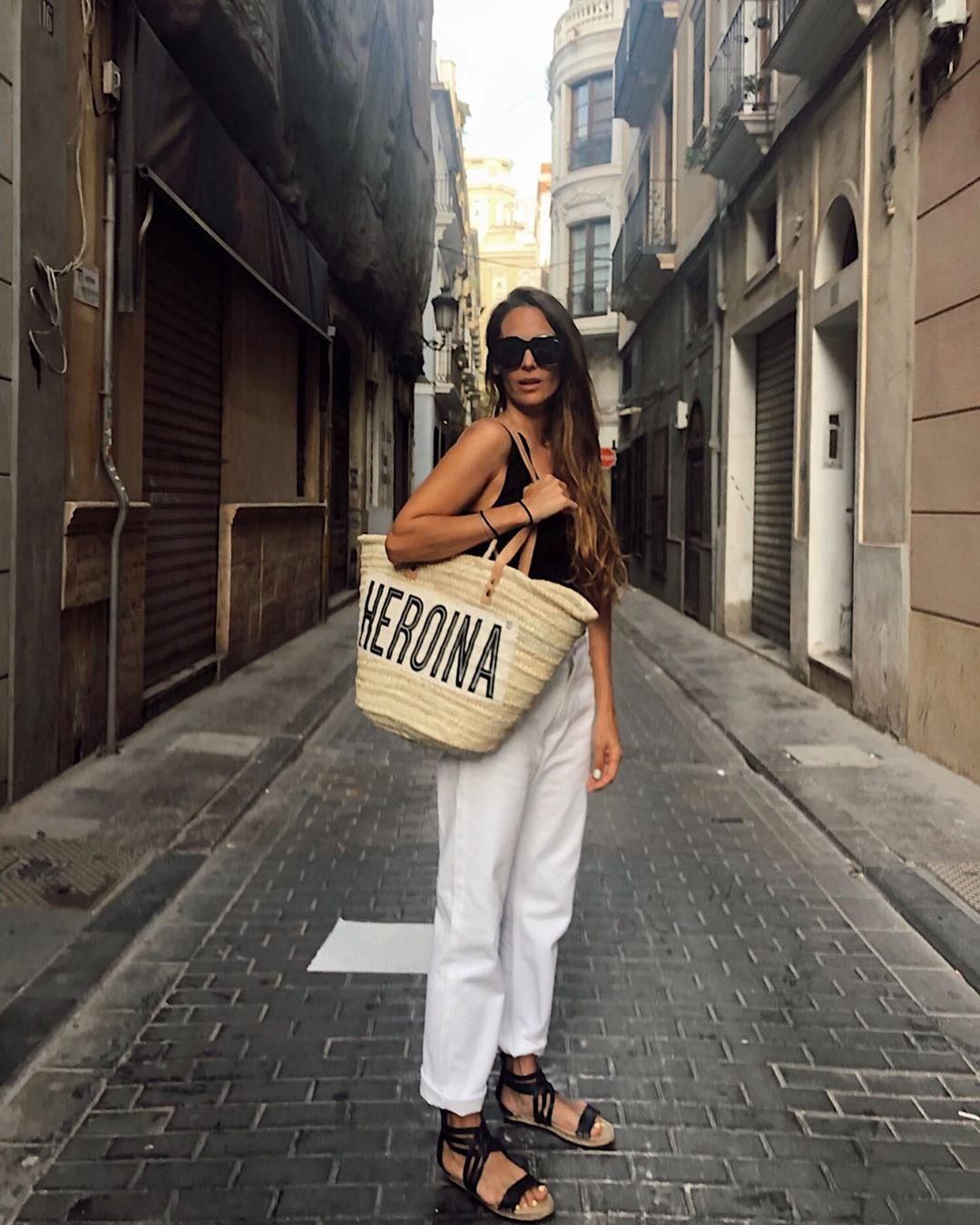 María Tilve con jeans slouchy de Zara en color blanco