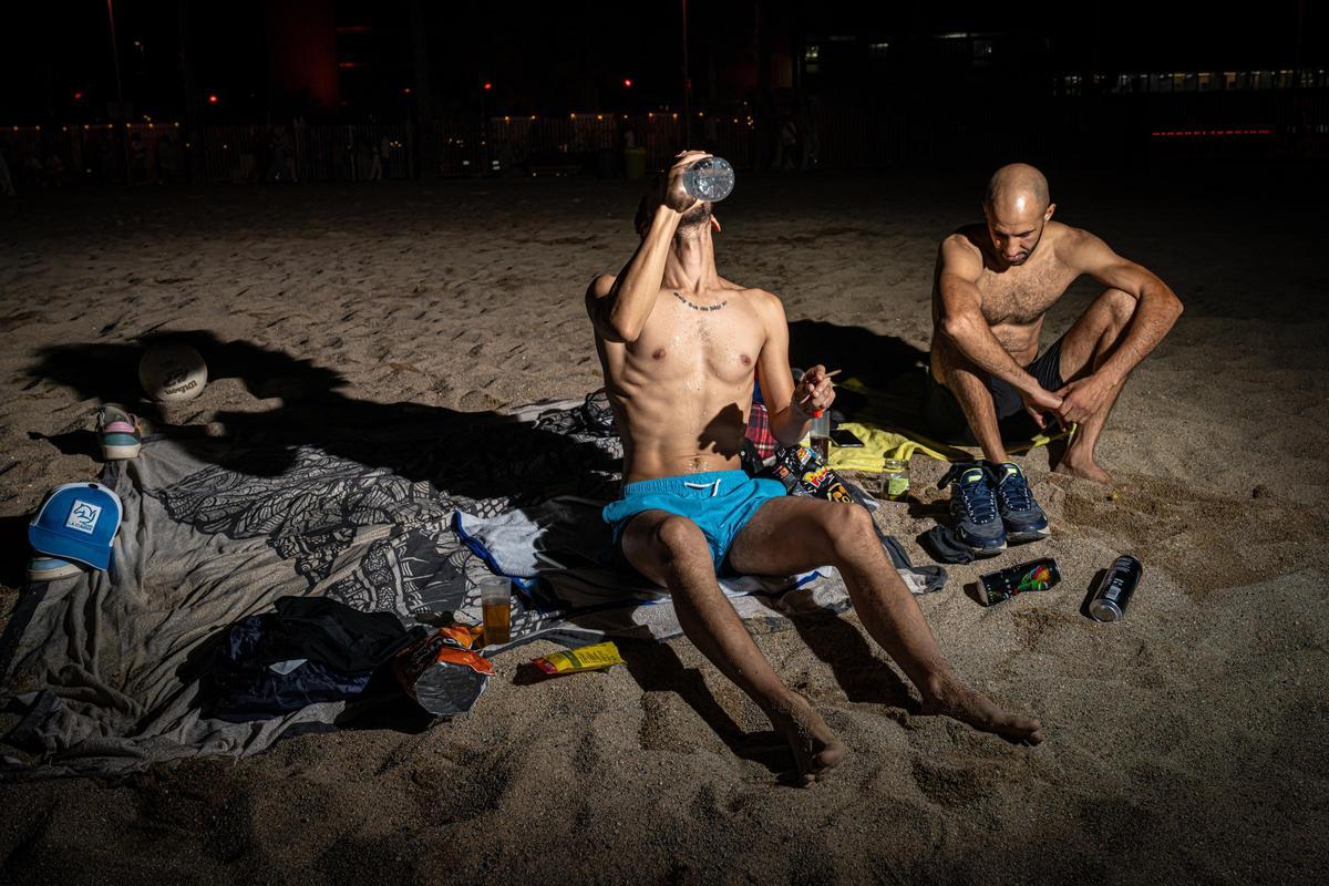 Refugio nocturno: Barcelona se refresca y descansa en sus playas durante las noches calurosas