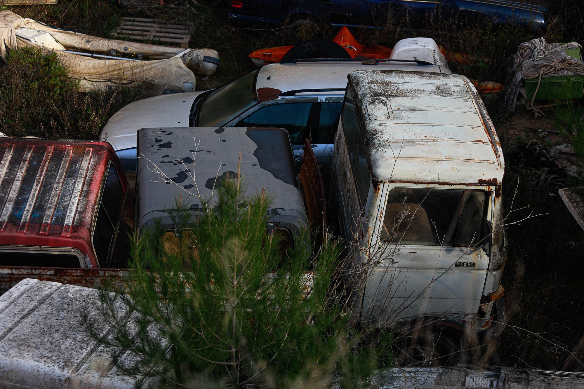 Retirada de barcos almacenados ilegalmente en Cala Tarida