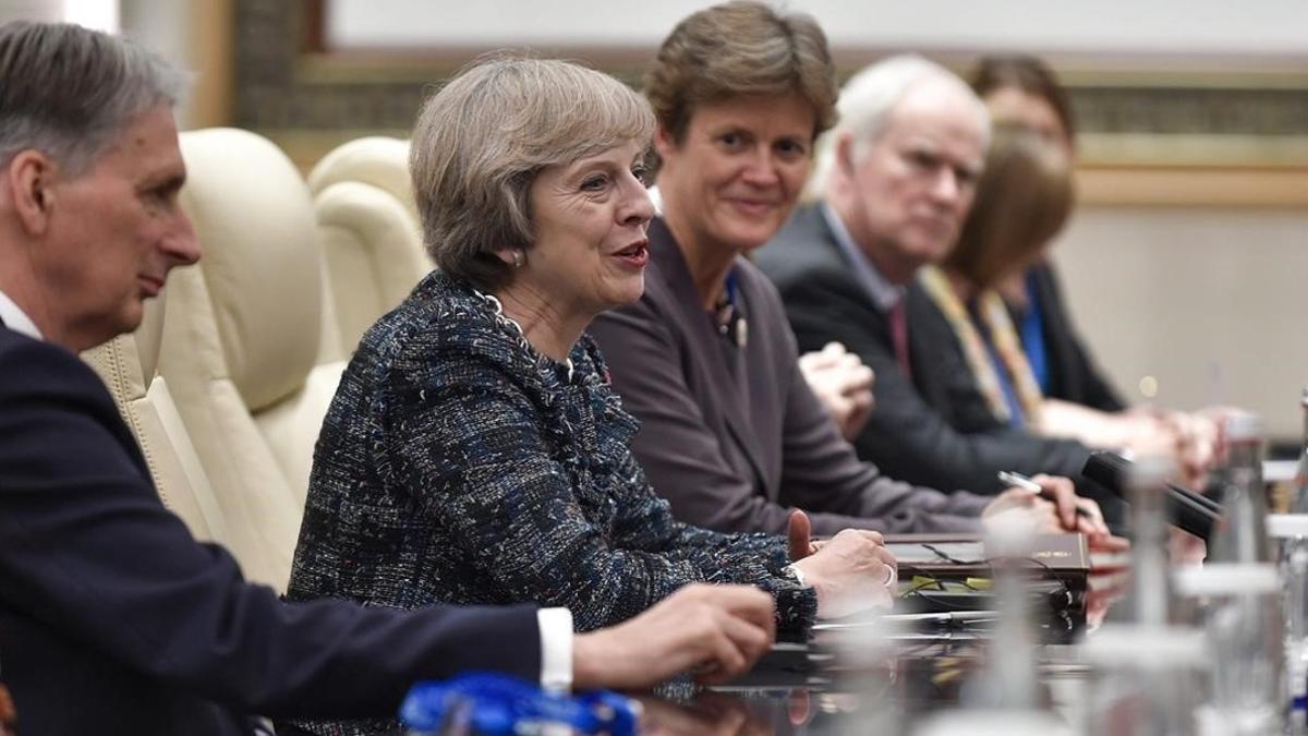 May conversa con el presidente chino Xi Jinping (fuera de imagen) durante un encuentro bilateral en la cumbre del G-20, este lunes.