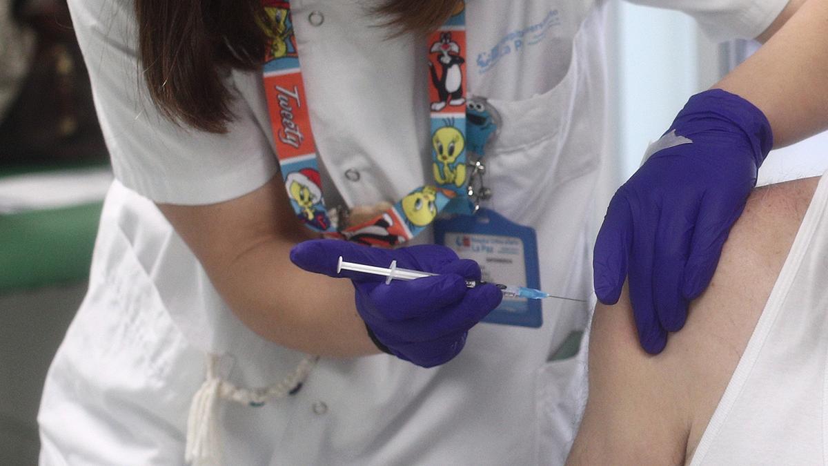 Una sanitaria administra una dosis de la vacuna contra la Covid-19.