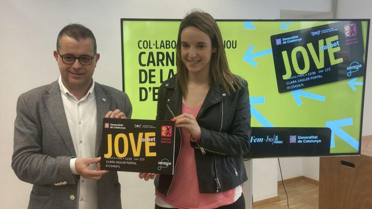 L’alcalde de la Bisbal presentant el Carnet Jove Local. | AJUNTAMENT DE LA BISBAL