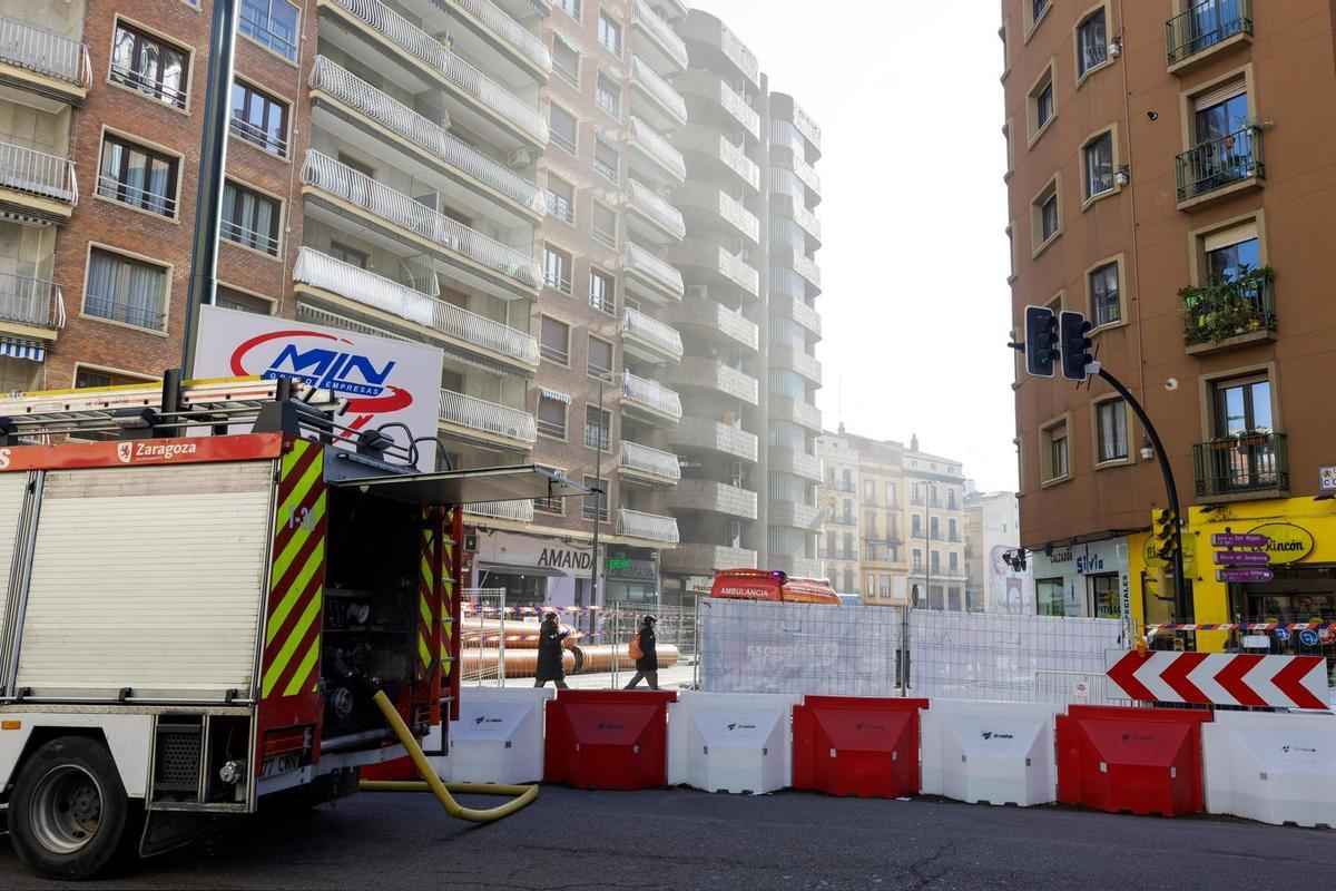 Intervención de los bomberos en la plaza San Miguel de Zaragoza.