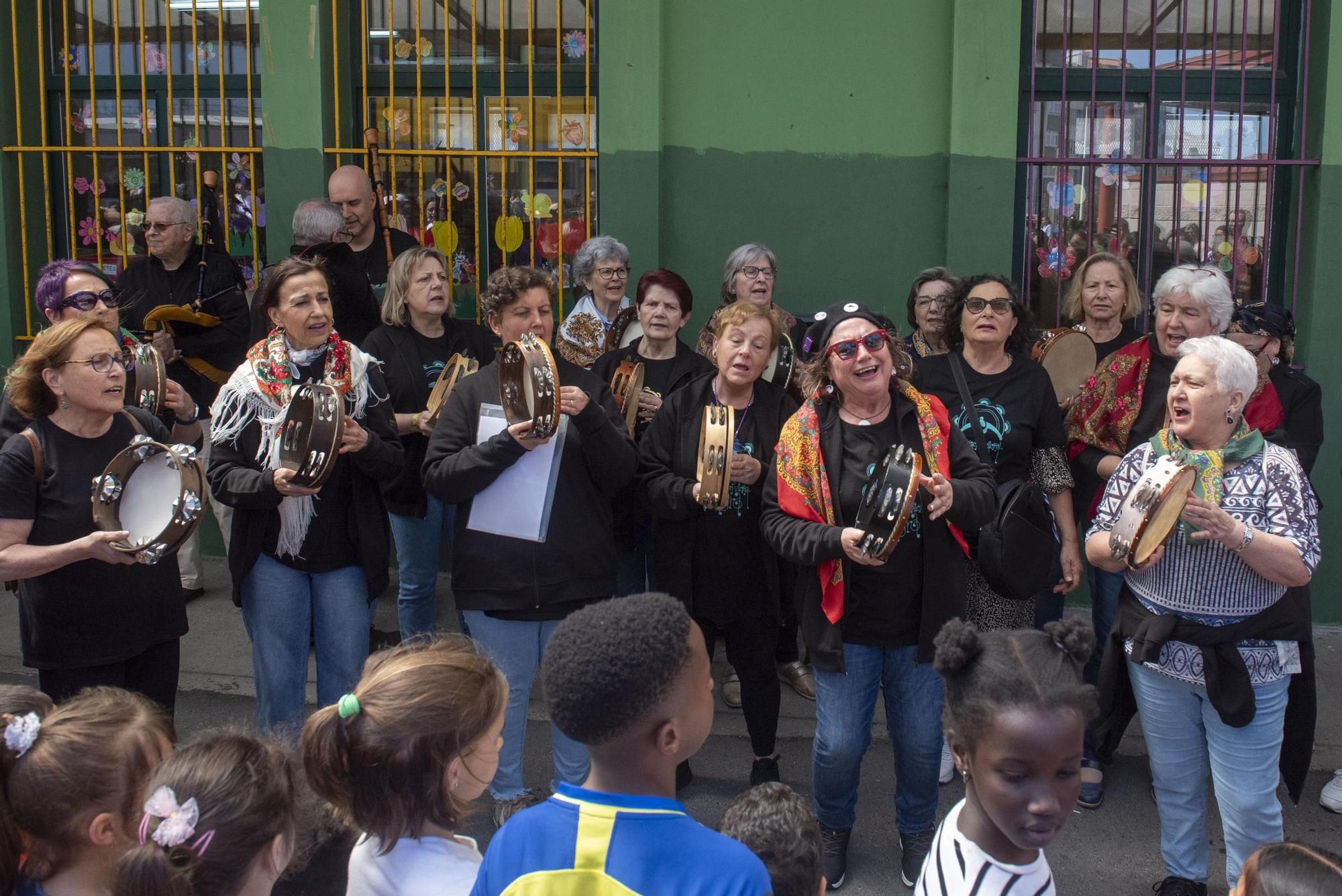 Baile, pandeireta e alegría no Raquel Camacho