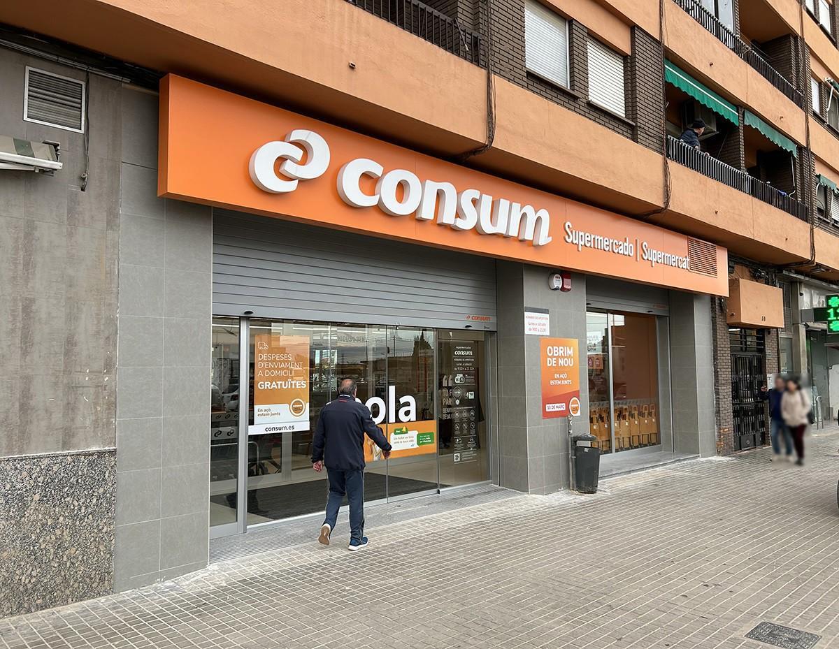 Entrada a un supermercado Consum en una imagen de archivo