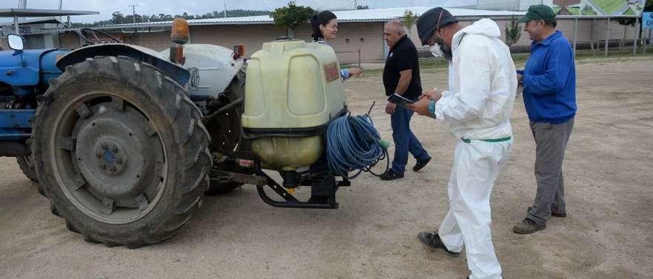 Una anterior inspección de vehículos agrícolas en O Salnés.  // Noé Parga