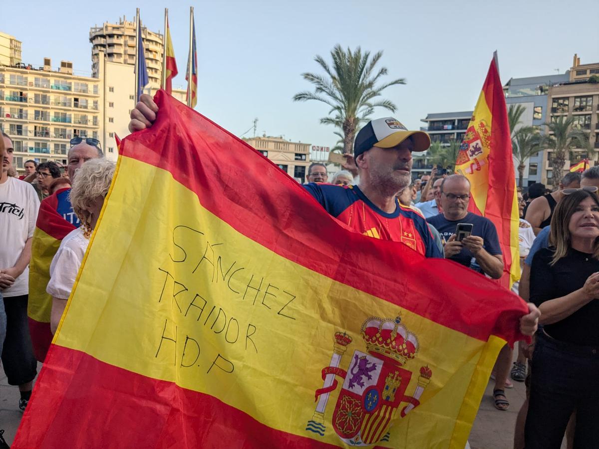 Benidorm reúne a más de 5.000 personas en defensa de Ceuta y contra Pedro Sánchez