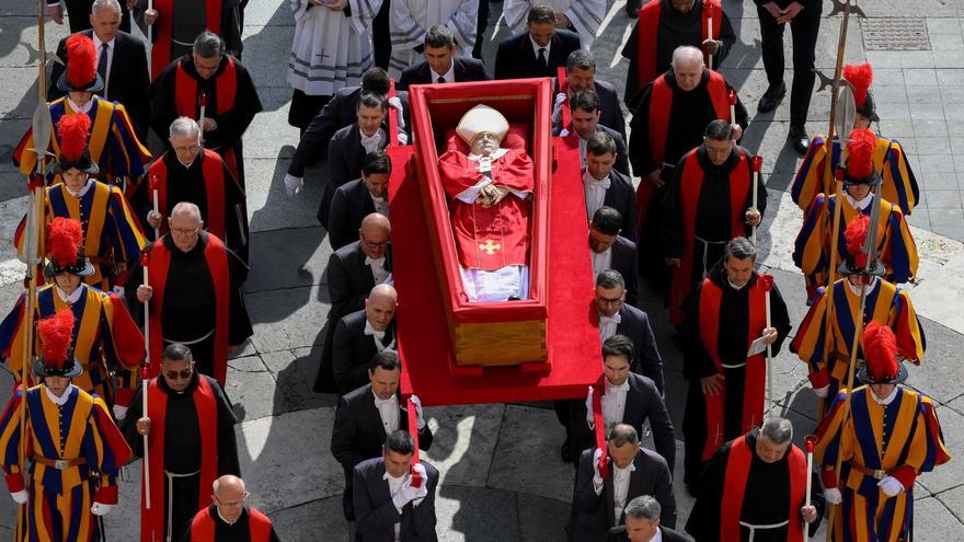 Procesión con el féretro del papa Francisco.