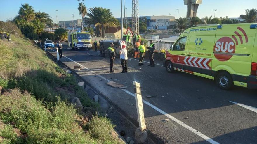 Imagen del vuelco de un vehículo en la entrada del aeropuerto de Gran Canaria, este sábado. El conductor tuvo que ser liberado por los bomberos. | | LP/DLP