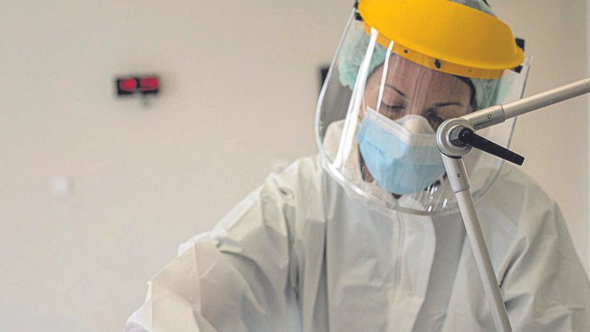 Atención a un paciente en el hospital Virgen de la Concha de Zamora.