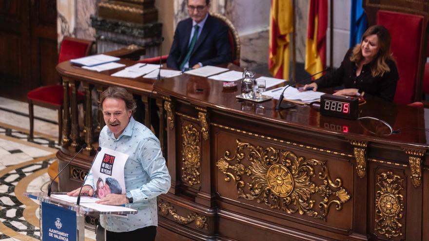 Nuevo &quot;enganchón&quot; entre Catalá y Grezzi por el póster de la alcaldesa recibiendo un beso de Mazón