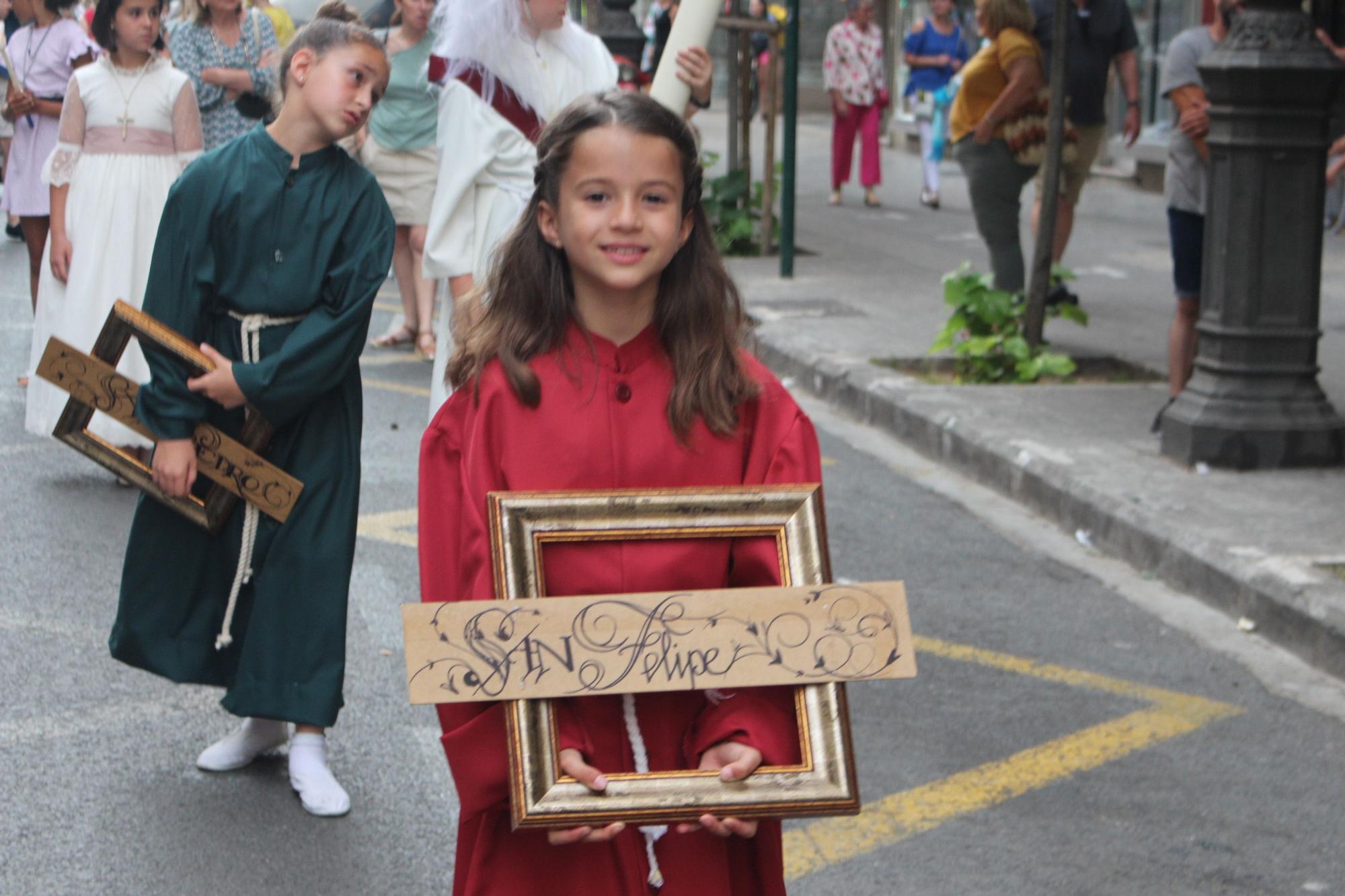 La calle San Vicente acoge la procesión "dels Xiquets" con tres generaciones falleras