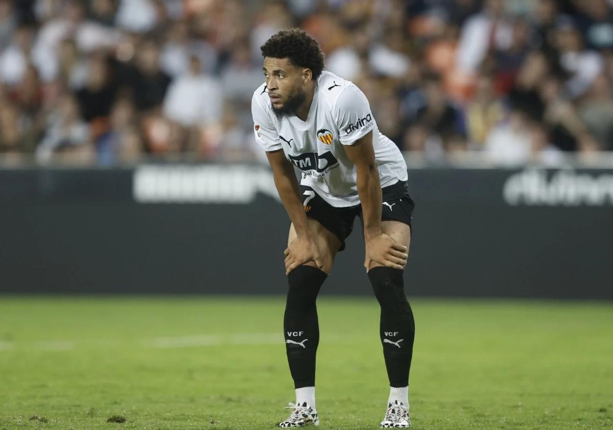 Danjuma, pensativo sobre el terreno de juego de Mestalla