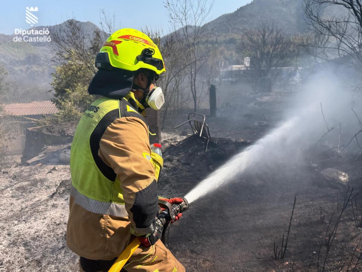Los bomberos trabajan en los rebrotes del fuego en Artana y en Alcudia de Veo