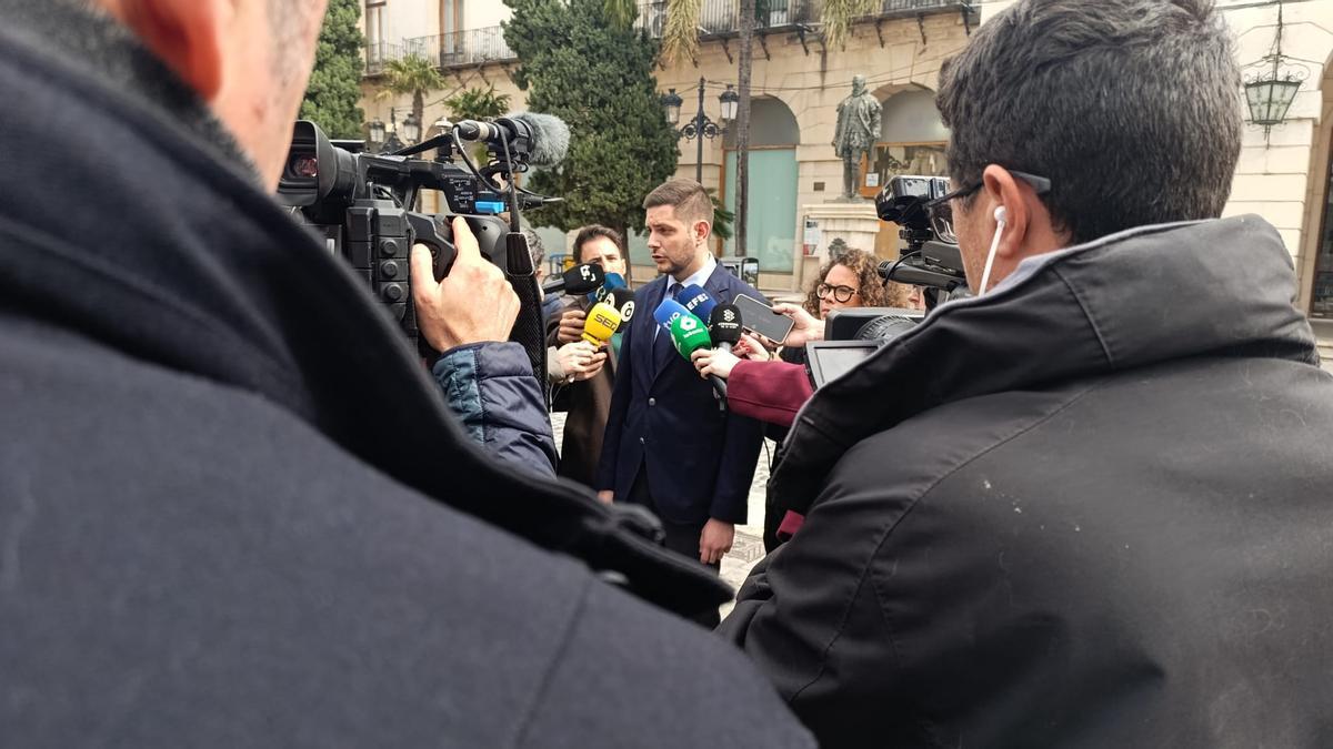 Prieto e Izquierdo, rodeados de periodistas, en su comparecencia