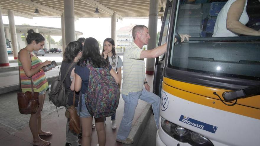 Pasajeros suiben a un autobús. // Bernabé / Gutier