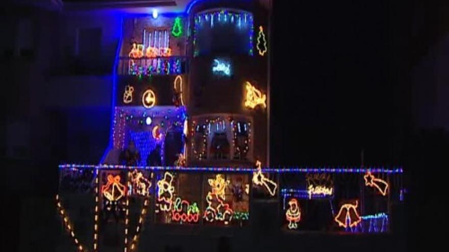 Un mes ha tardado la familia Mendoza en decorar su casa para Navidad