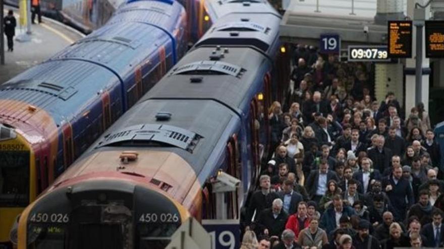 Aviones y trenes británicos paran tras la huelga de metro