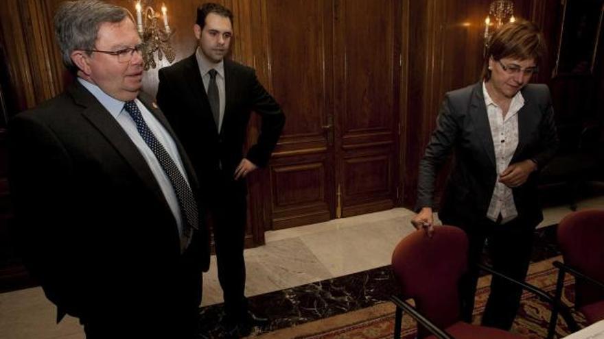 Constantino Álvarez, Pablo Sánchez Lorda y Pilar Varela, antes de una reunión.