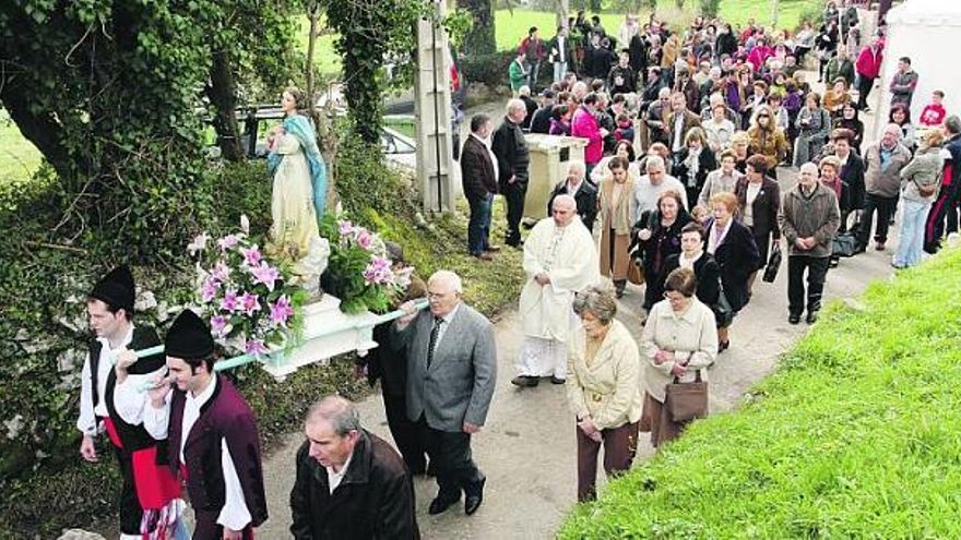 La imagen de la Inmaculada Concepción durante su recorrido por Piñeres de Pría.