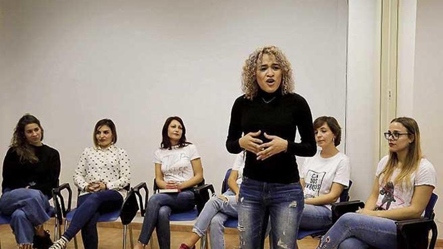 El grupo de mujeres voluntarias que subirÃ¡n al escenario a presentar algunos textos de &#039;Los monÃ³logos de la vagina&#039;.