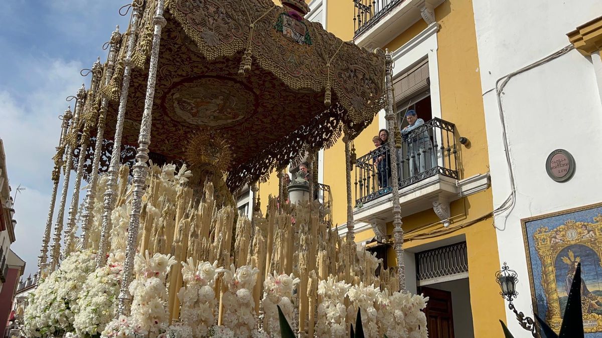 La Macarena por la calle Feria.
