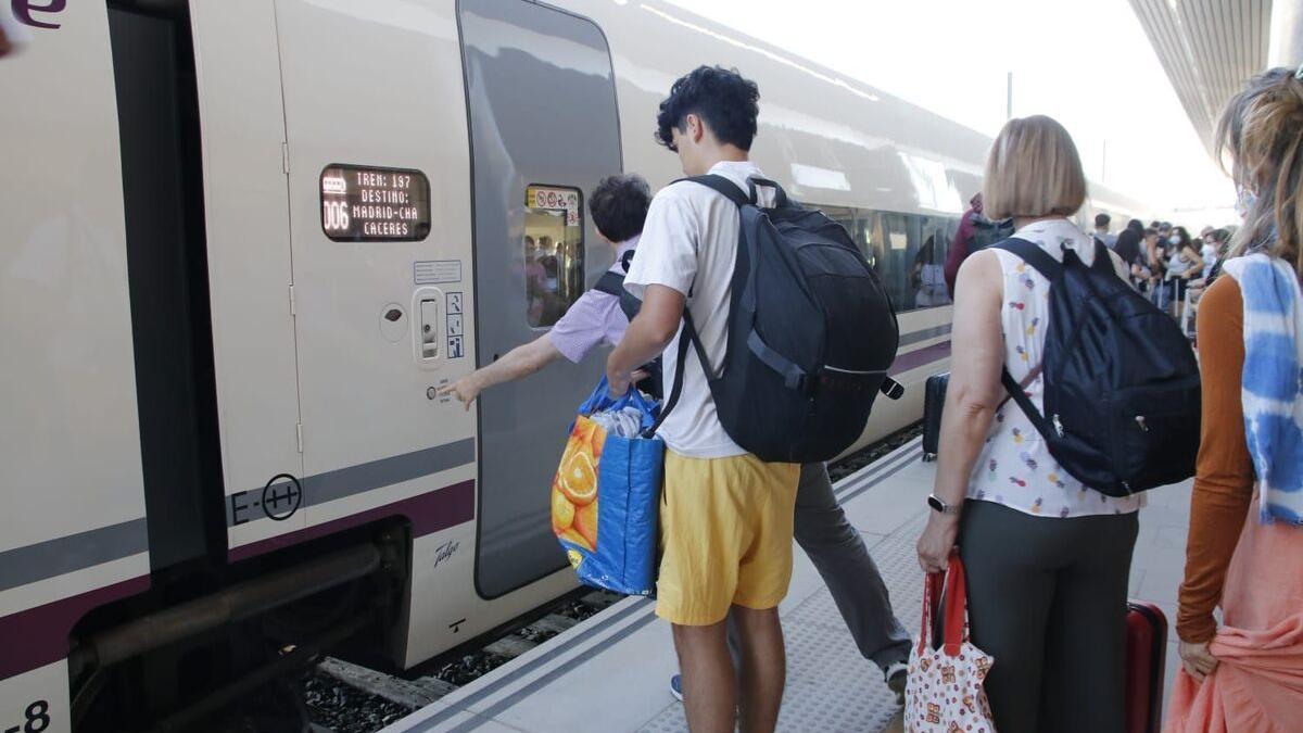 Pasajeros en la estación de Cáceres subiendo al tren Alvia.