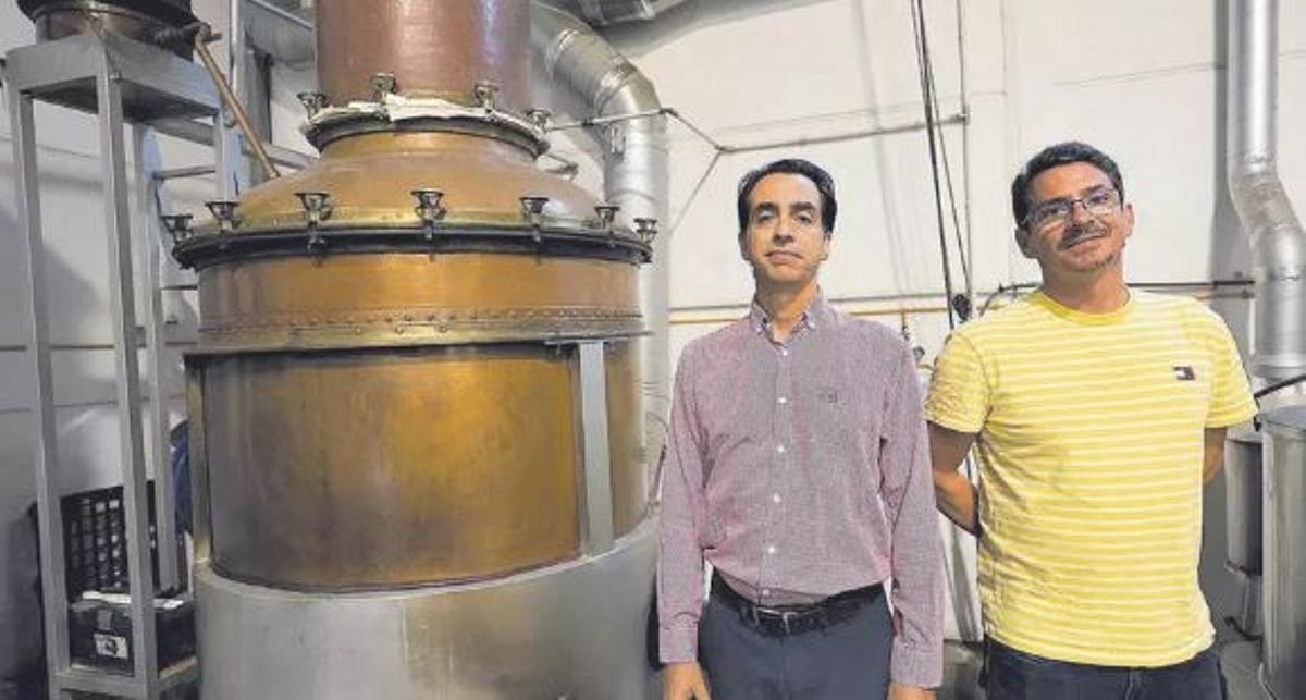 Bartolo y Carlos Marí Mayans en la destilería Familia Marí Mayans, una empresa más que centenaria: se fundó en 1880. / J.A.RIERA