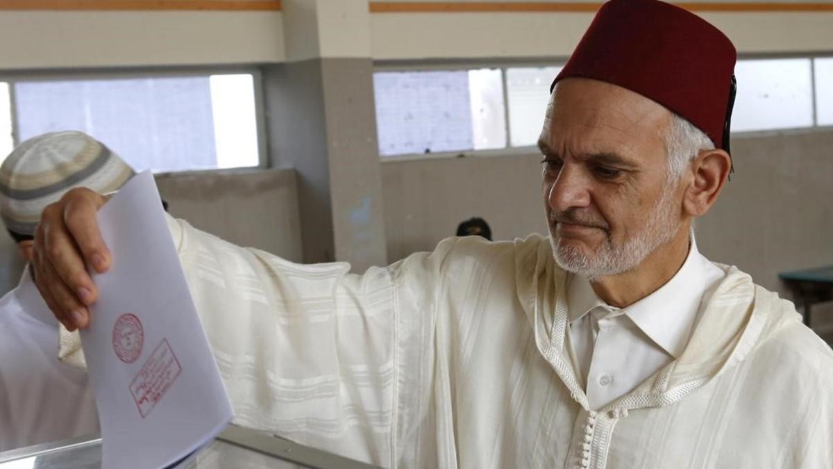 asala35832614 a moroccan man casts his ballot at a polling station for the161008113003