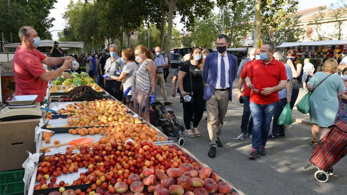 El alcalde de Murcia, José Ballesta, visita el mercado de La Fama.