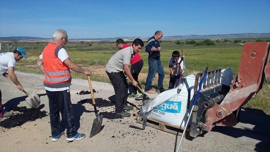 Los vecinos parchean la principal carretera de acceso al pueblo