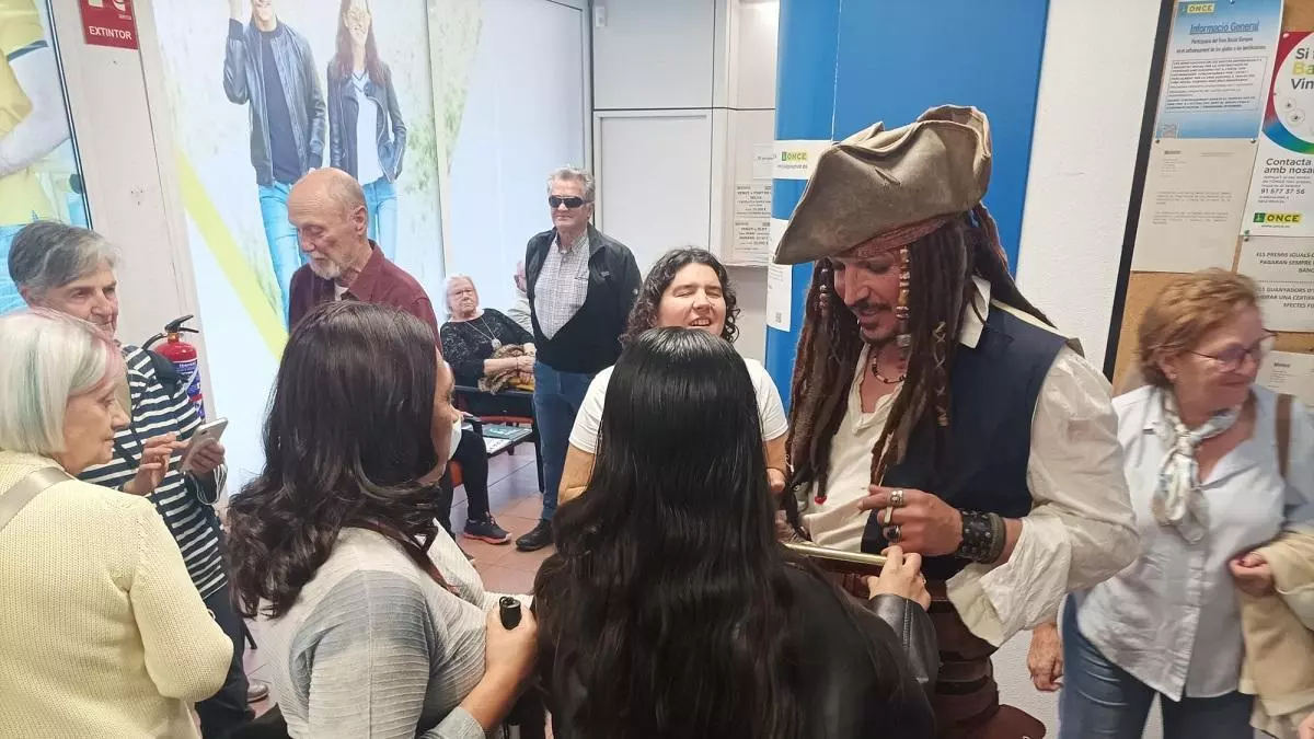 Vídeo | L'ONCE de Figueres potencia la inclusivitat amb la visita del doble de Jack Sparrow